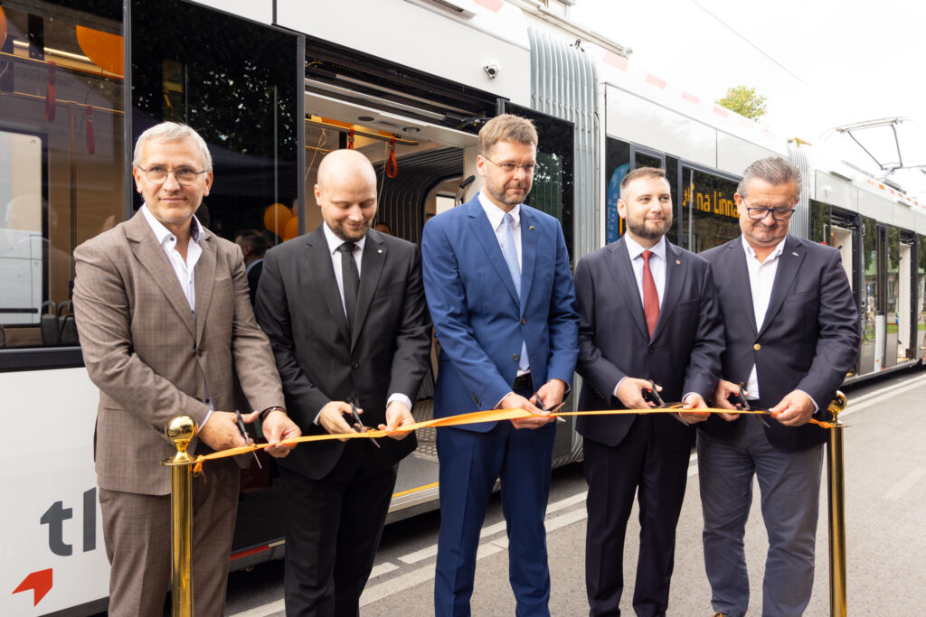 Tramwaj PESA Bydgoszcz trafił do Tallinna przed terminem. Właśnie przewiózł pierwszych pasażerów (fot. PESA)