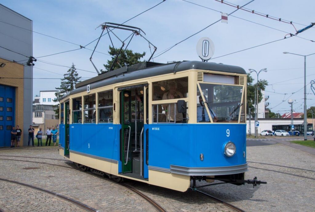 Krakowski wagon N został przebudowany w 1962 roku, ale dopiero z początkiem 1963 roku rozpoczęto jego próby na ulicach (fot. MPK Kraków)