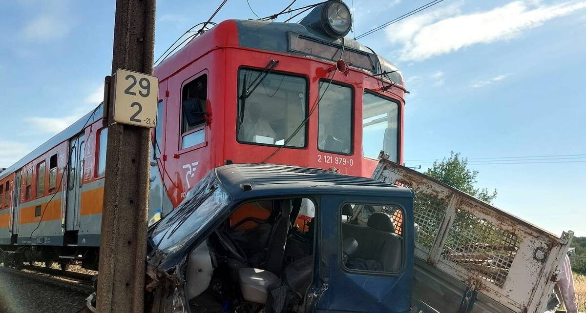 Nie żyją dwie osoby. Tragiczne zderzenie z pociągiem (fot. KPP Kępno)