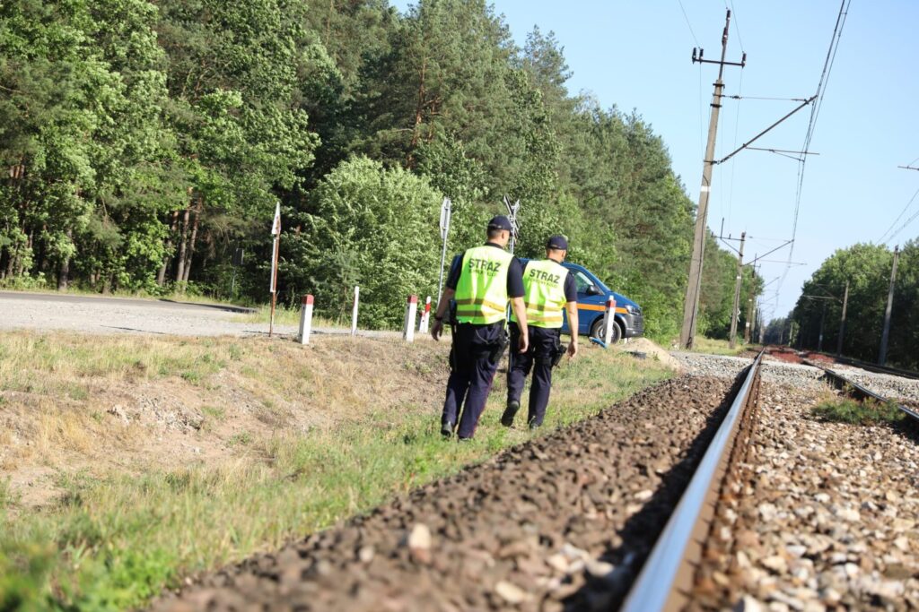 Nastolatkowie układali na torach deski. Interweniowała Straż Ochrony Kolei (fot. SOK)