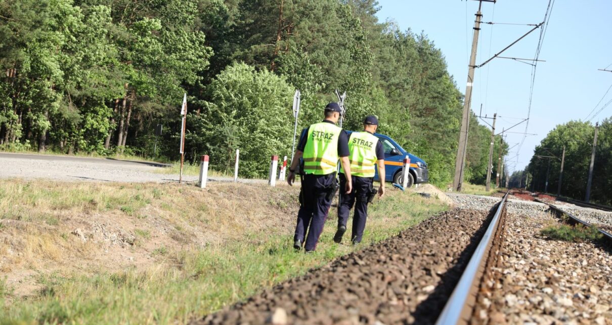 Nastolatkowie układali na torach deski. Interweniowała Straż Ochrony Kolei (fot. SOK)