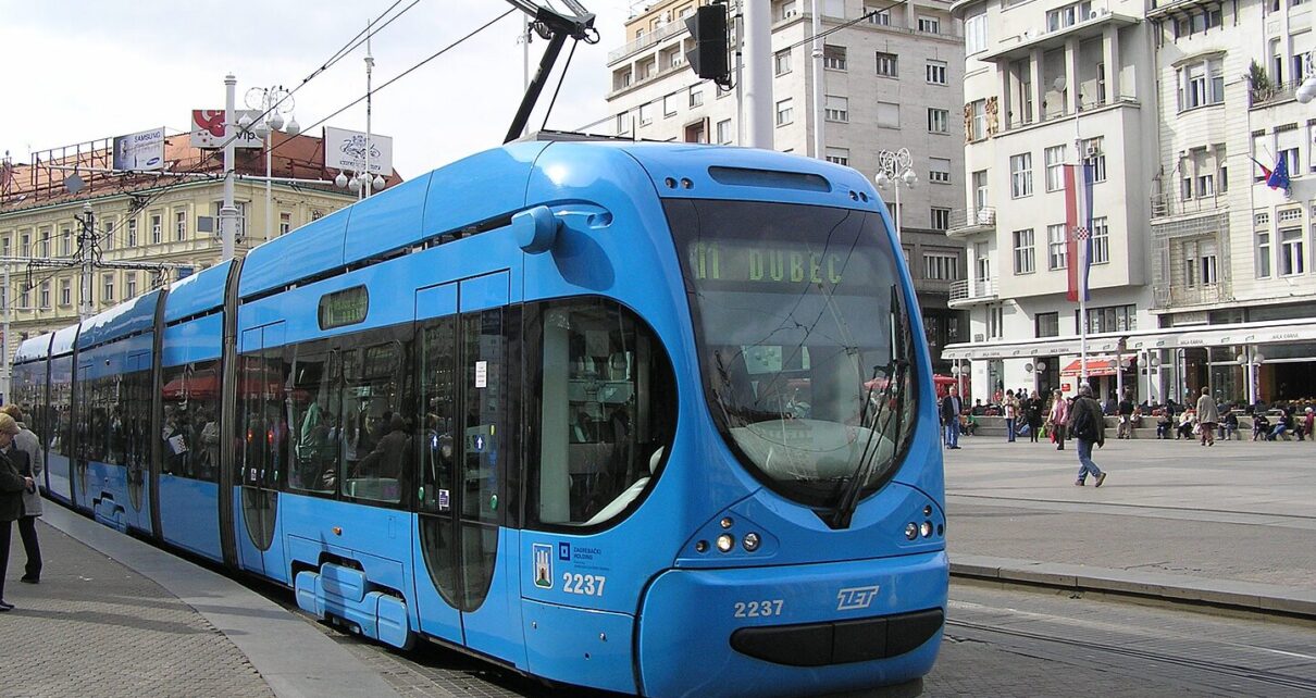 Tramwaj w Zagrzebiu (fot. Autorstwa Orlovic - Praca własna, Domena publiczna, https://commons.wikimedia.org/w/index.php?curid=3880742)