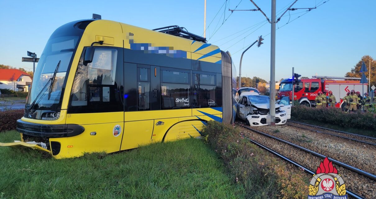 Samochód osobowy zderzył się w Toruniu z tramwajem PESA Swing. Dwie osoby zostały ranne (fot. Marcin Matwiejczuk | KM PSP w Toruniu)