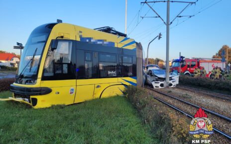 Samochód osobowy zderzył się w Toruniu z tramwajem PESA Swing. Dwie osoby zostały ranne (fot. Marcin Matwiejczuk | KM PSP w Toruniu)