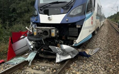 Po zderzeniu pociąg przepchnął samochód osobowy kilkadziesiąt metrów po torach (fot. Lubelska Policja)