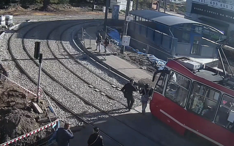 Tramwaj potrącił nastolatków. Groźne zdarzenie uchwyciła kamera monitoringu (fot. chorzowska policja)