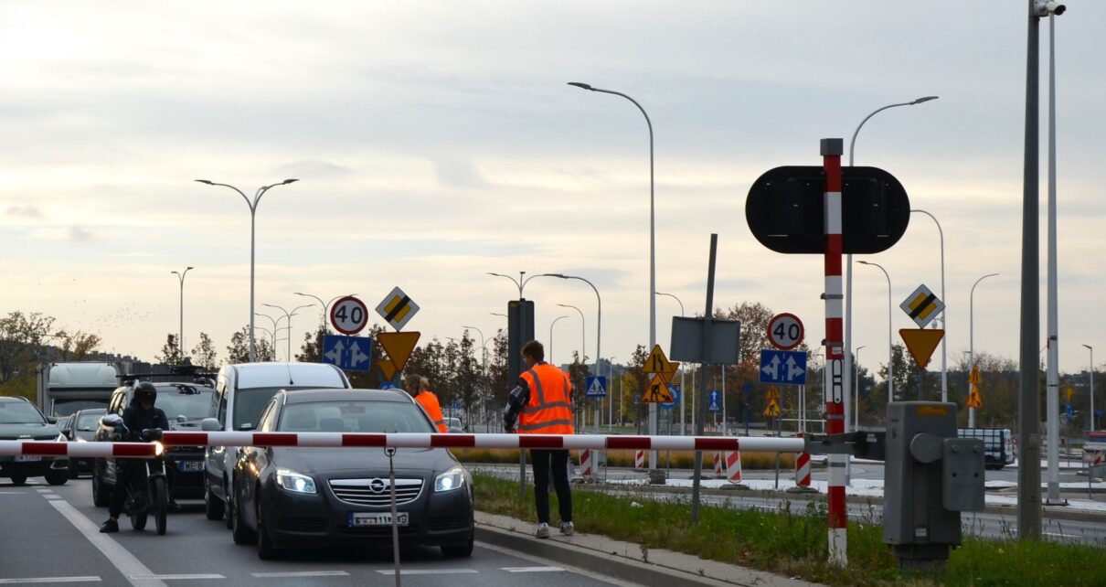Ambasadorzy Bezpieczeństwa rozdają ulotki i przypominają kierowcom o zadach bezpieczeństwa na przejazdach kolejowo-drogowych (fot. M. Pabiańska | PKP PLK)