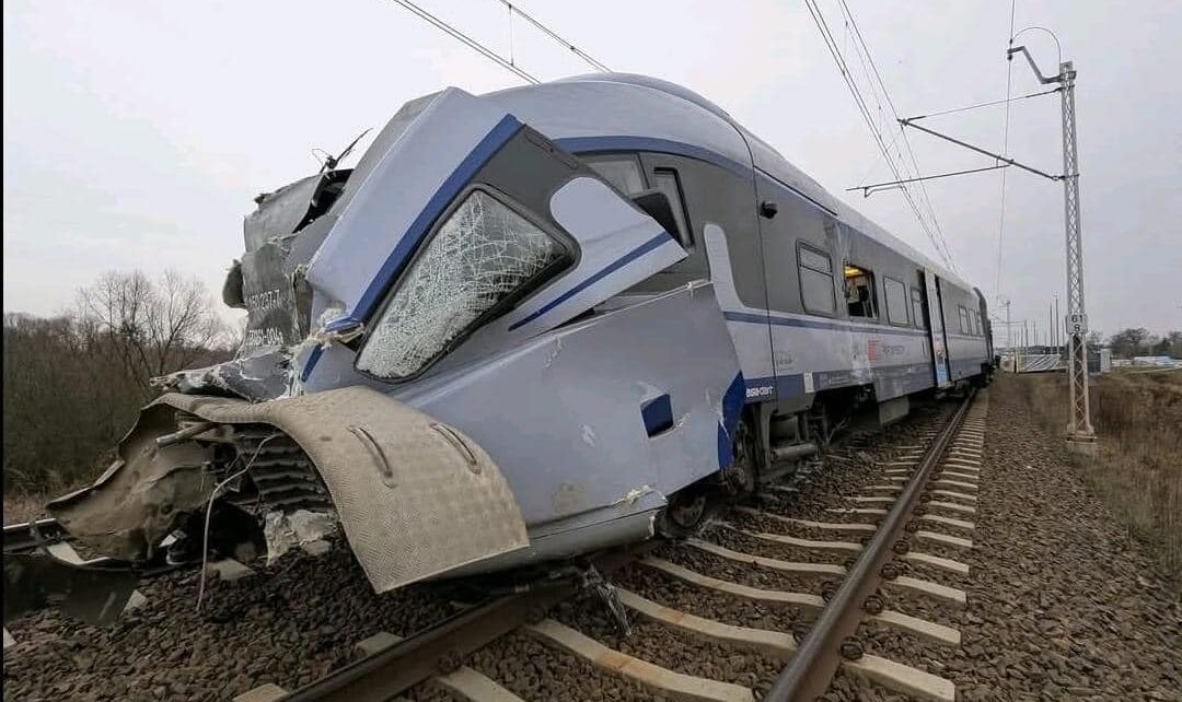 Ciężarówka wjechała pod pociąg PKP Intercity.