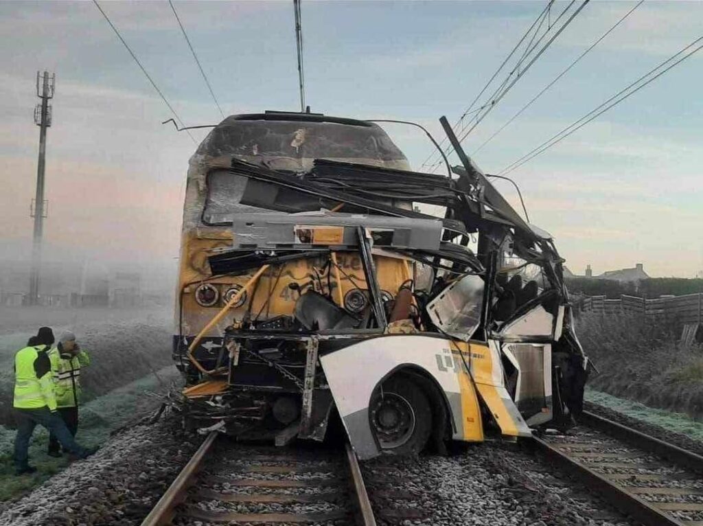 Pociąg wjechał w autobus. Tragiczny wypadek na przejeździe kolejowym