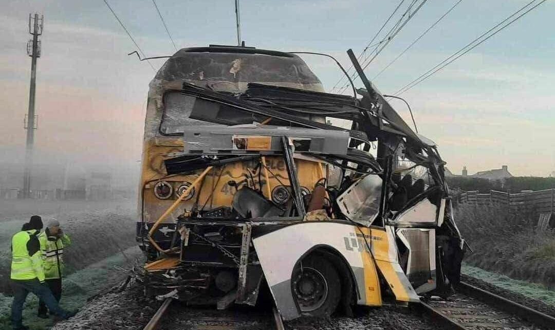 Pociąg wjechał w autobus. Tragiczny wypadek na przejeździe kolejowym