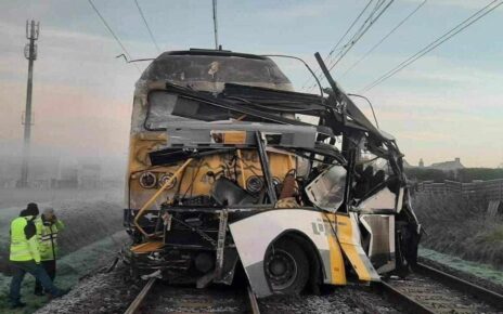 Pociąg wjechał w autobus. Tragiczny wypadek na przejeździe kolejowym