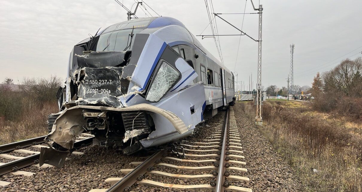 Ciężarówka wjechała pod pociąg PKP Intercity (fot. Policja Mazowsze)