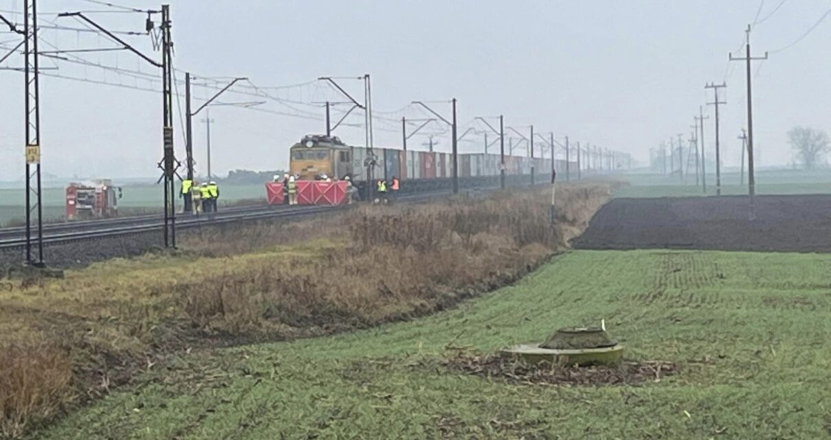 Zderzenie audi z pociągiem towarowym. Nie żyją dwie osoby (fot. Patryk Różycki)