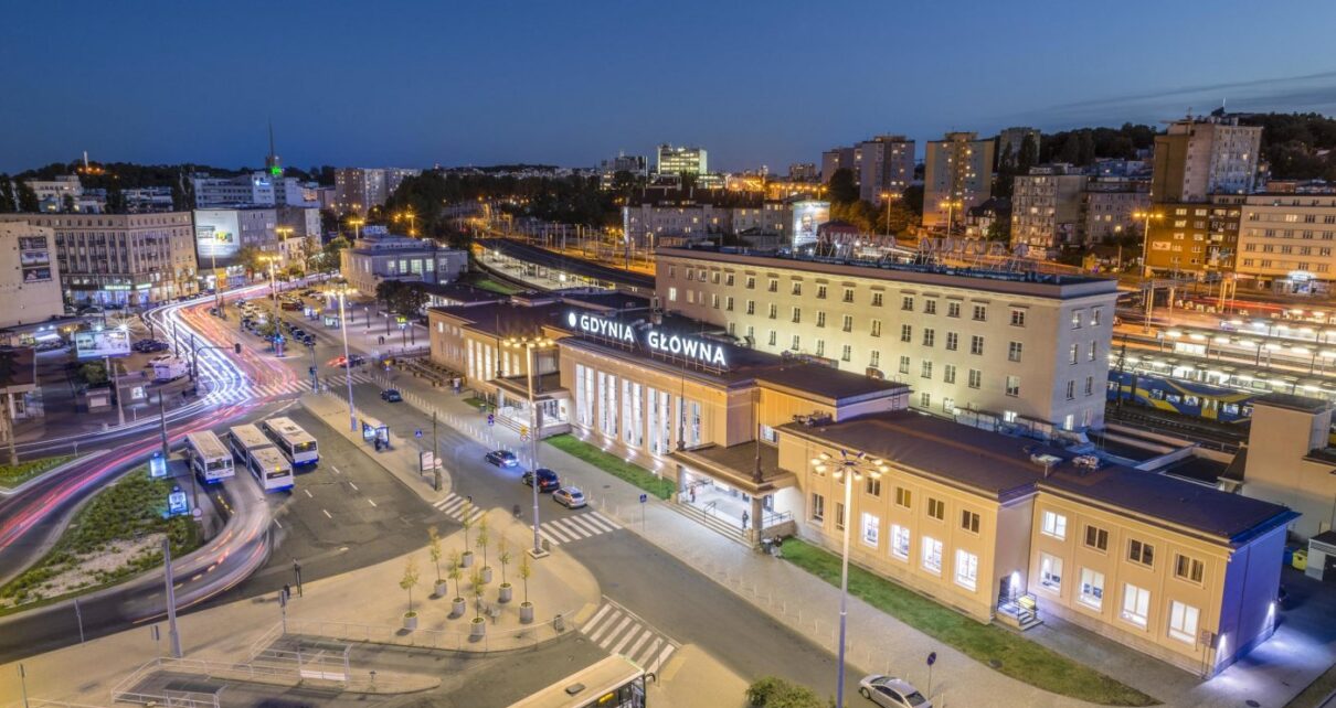 Na stacji Gdynia Główna trwa reanimacja rannego mężczyzny (fot. gdynia.pl)