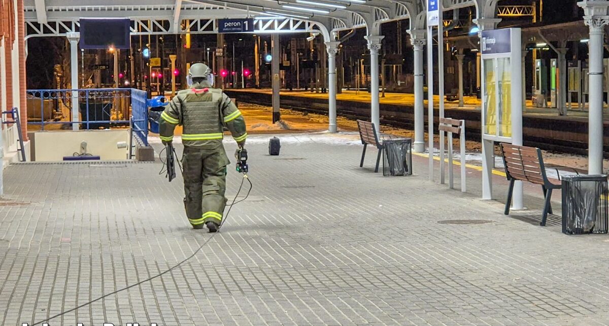 Kto pozostawił na dworcu bagaż? Wyjaśni to policyjne śledztwo (fot. Lubuska Policja)