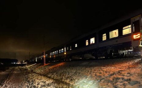 Nie żyje maszynista. Mężczyzna w trakcie prowadzenia pociągu miał zawał (fot. OSP Dąbrowa)