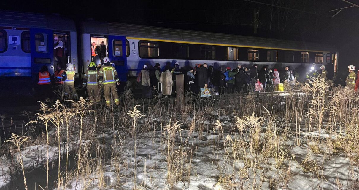 Ewakuacja pasażerów pociągu PKP Intercity relacji Kraków Główny - Szczecin Główny (fot. KM PSP w Gliwicach )