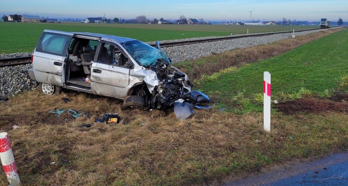 Samochód wjechał na niestrzeżony przejazd kolejowy wprost pod jadący szynobus (fot. Policja Płońsk)