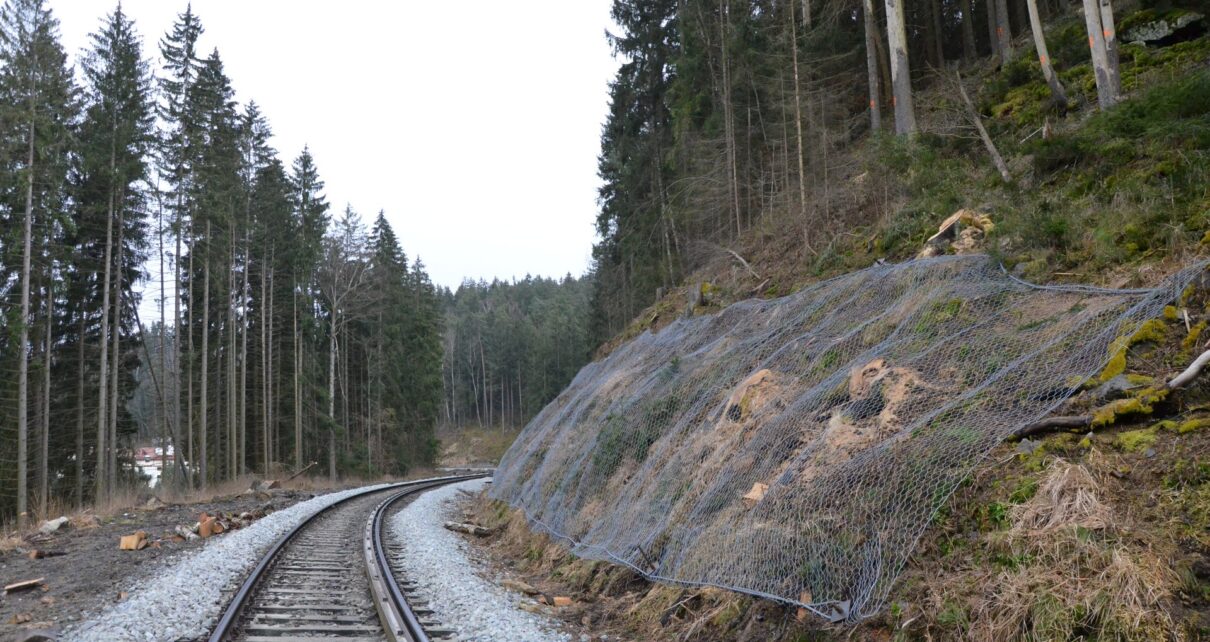 Zamontowana siatka antykorozyjna na szlaku (fot. M. Pabiańska | PKP PLK(