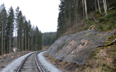 Zamontowana siatka antykorozyjna na szlaku (fot. M. Pabiańska | PKP PLK(