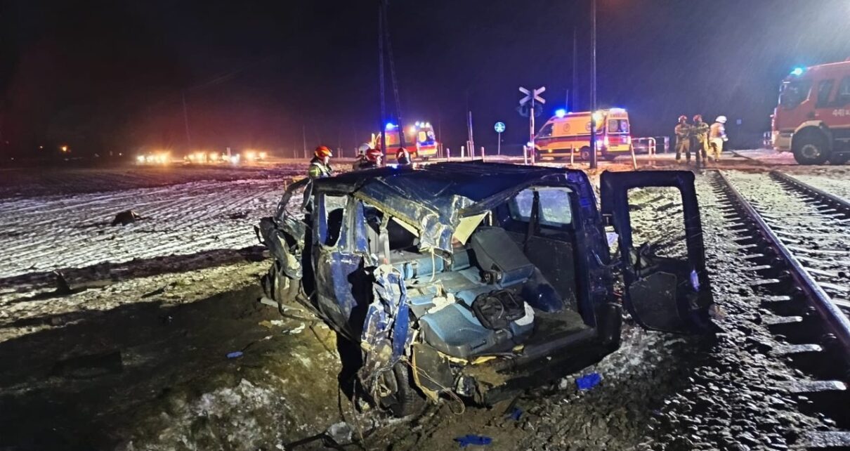 Bus wjechał pod szynobus Kolei Wielkopolskich (Fot. KPP Grodzisk)