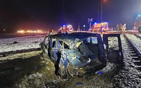 Bus wjechał pod szynobus Kolei Wielkopolskich (Fot. KPP Grodzisk)