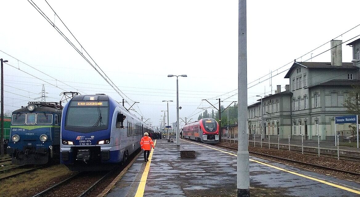 PLK ogłosiła przetarg na modernizację peronów na stacji Tomaszów Mazowiecki (fot. Autorstwa Warszawska róg Szerokiej w Tomaszowie Mazowieckim, w województwie łódzkim, PL, EU. CC0 - Praca własna, Domena publiczna, https://commons.wikimedia.org/w/index.php?curid=78839532)