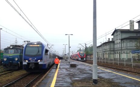 PLK ogłosiła przetarg na modernizację peronów na stacji Tomaszów Mazowiecki (fot. Autorstwa Warszawska róg Szerokiej w Tomaszowie Mazowieckim, w województwie łódzkim, PL, EU. CC0 - Praca własna, Domena publiczna, https://commons.wikimedia.org/w/index.php?curid=78839532)