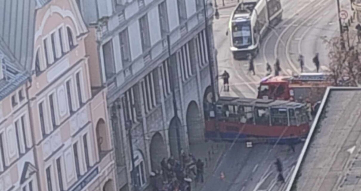 Tramwaj wjechał w budynek (fot. nadesłane | Raport Tramwajowy)