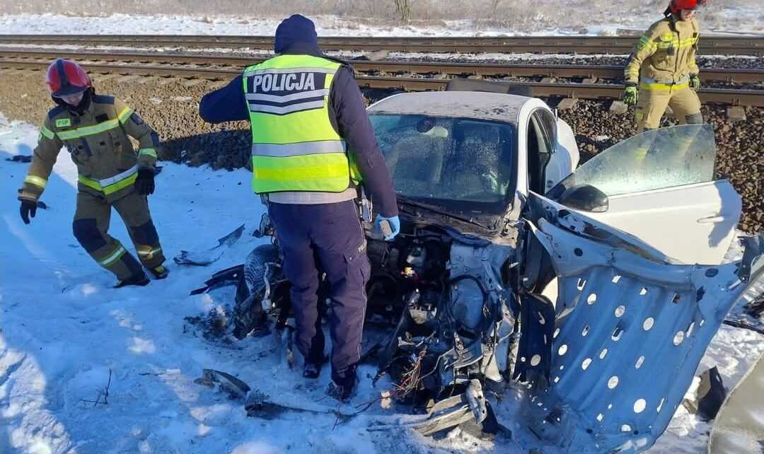 Siła uderzenia była tak duża, że z auta wypadł silnik (fot. KPP Świebodzin)