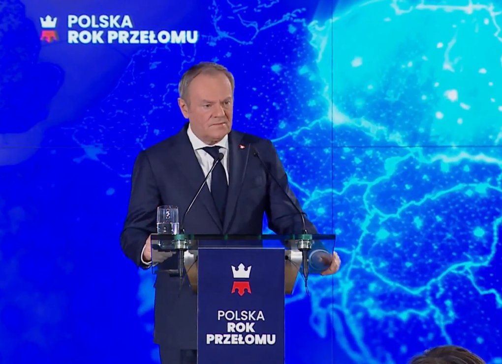 Premier Donald Tusk w trakcie konferencji.