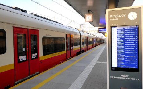 Jeden z wyświetlaczy z rozkładem jazdy na przystanku kolejowym w aglomeracji warszawskiej (fot. PKP PLK)