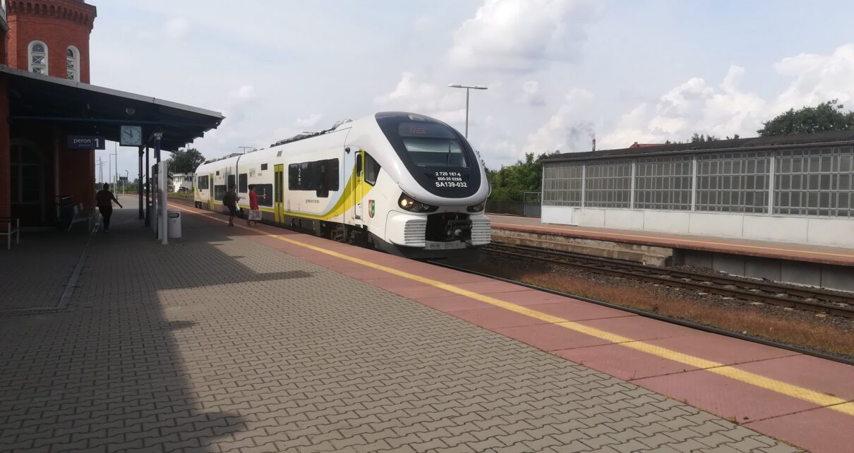 Pociąg przy peronie w Kostrzynie nad Odrą (fot. Radosław Śledziński | PKP PLK)