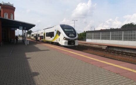 Pociąg przy peronie w Kostrzynie nad Odrą (fot. Radosław Śledziński | PKP PLK)