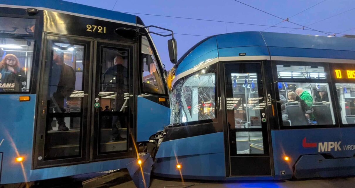 Zderzenie dwóch tramwajów MPK Wrocław na Placu Dominikańskim we Wrocławiu (fot. Biuro Prasowe Urzędu Miejskiego Wrocławia)