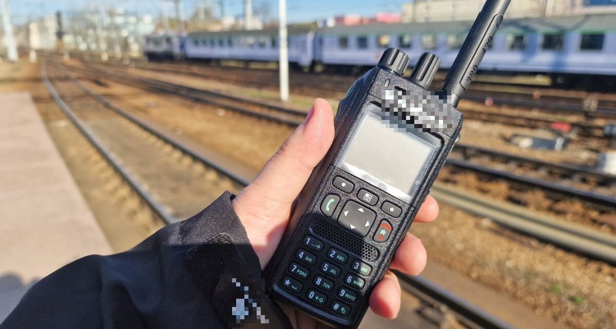 Zatrzymany mężczyzna podejrzewany jest o nieuprawnione nadawanie sygnału do systemu radio-stop (fot. Dolnośląska Policja)