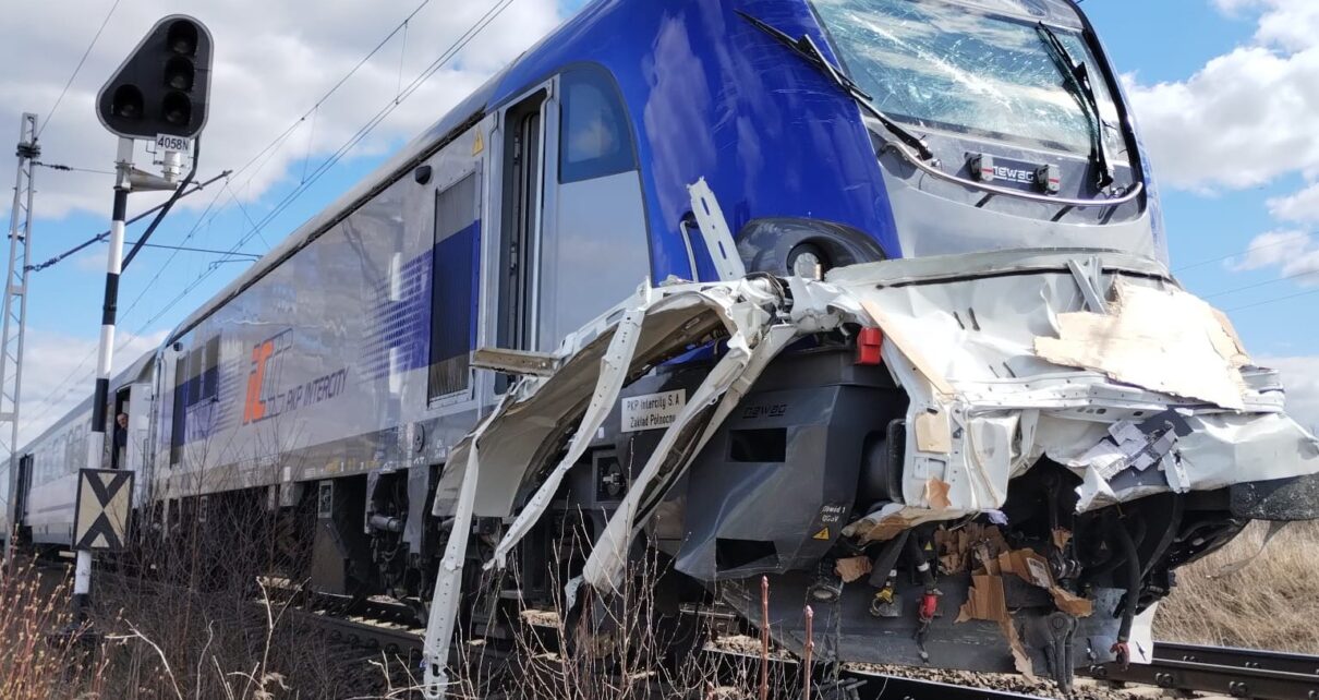 Mężczyzna zginął w zderzeniu busa z lokomotywą pociągu PKP Intercity (fot. KP PSP w Świeciu)