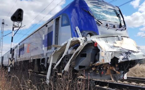 Mężczyzna zginął w zderzeniu busa z lokomotywą pociągu PKP Intercity (fot. KP PSP w Świeciu)