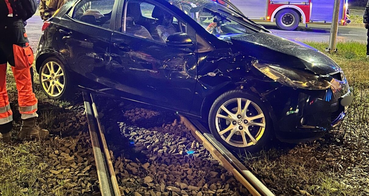 Zderzenie samochodu osobowego z tramwajem w Toruniu (fot. KP PSP w Toruniu)