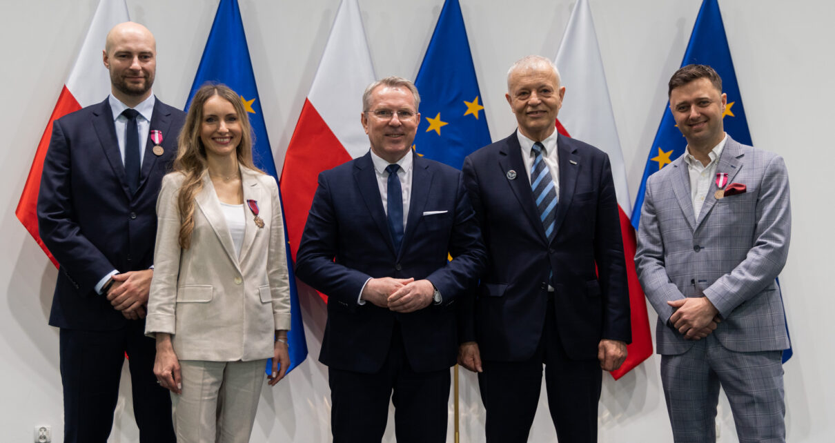 Przedstawiciele firmy Darpol w trakcie uroczystości w Kujawsko-Pomorskim Urzędzie Wojewódzkim w Bydgoszczy (fot. K-PUW)