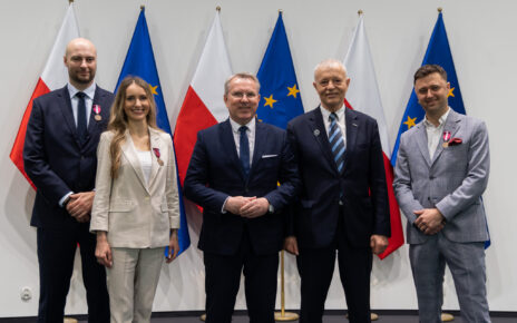 Przedstawiciele firmy Darpol w trakcie uroczystości w Kujawsko-Pomorskim Urzędzie Wojewódzkim w Bydgoszczy (fot. K-PUW)