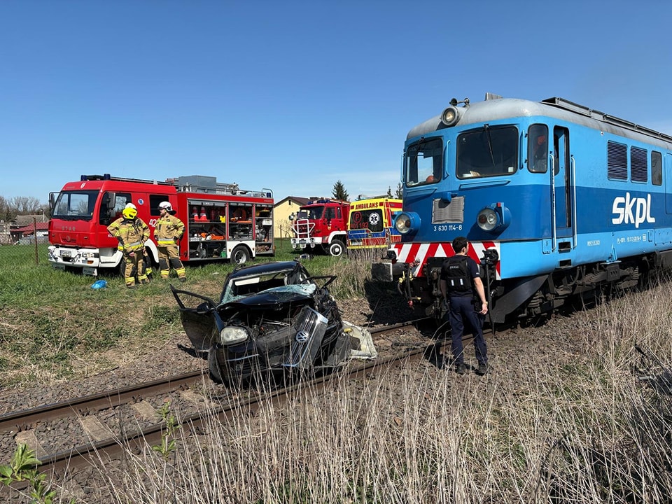 Wjechał prosto pod pociąg – dramat na przejeździe kolejowym