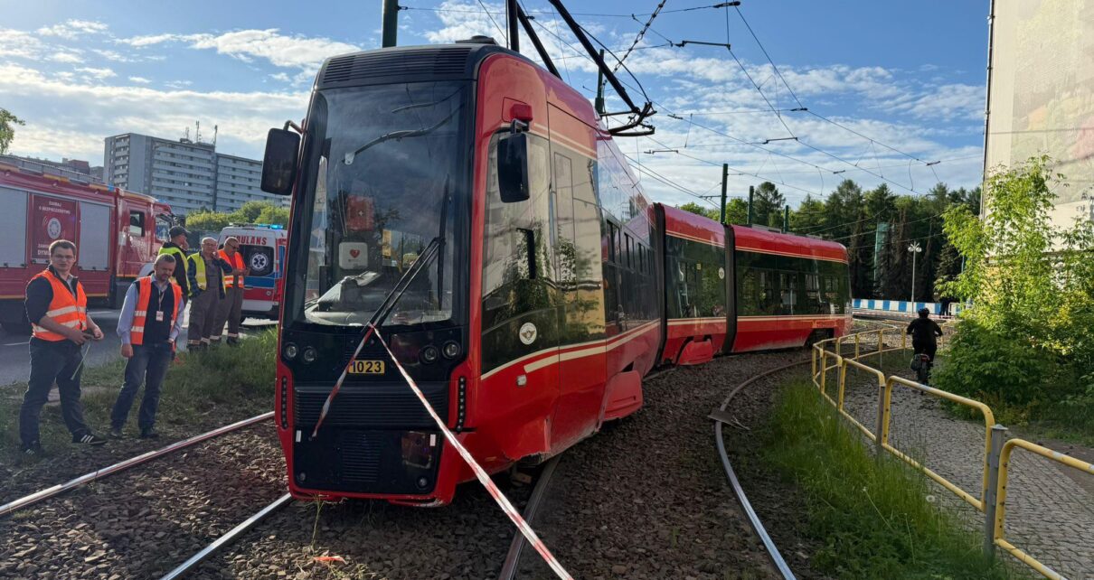 W wyniku wykolejenia tramwaju rannych zostało 17 osób (fot. Wojewódzkie Pogotowie Ratunkowe w Katowicach)