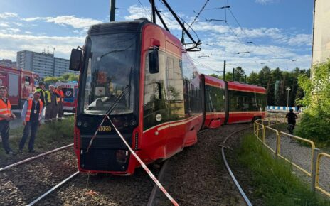 W wyniku wykolejenia tramwaju rannych zostało 17 osób (fot. Wojewódzkie Pogotowie Ratunkowe w Katowicach)