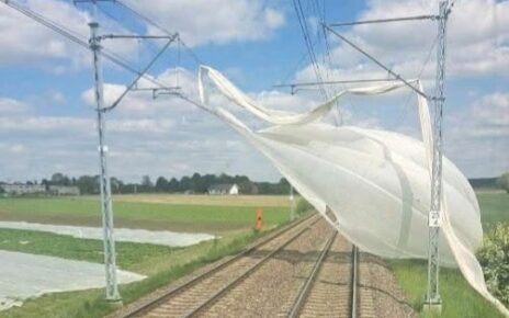 Niewłaściwie zabezpieczona agrowłóknina została zwiana z pola i zawisła na sieci trakcyjnej. Do jej usunięcia konieczna była interwencja zespołu technicznego z pociągiem sieciowym. (fot. PKP PLK)