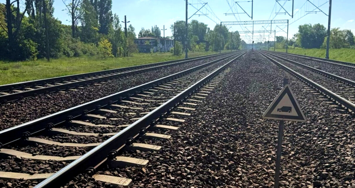 Z linii kolejowych znikają znaki W6, nakazujące maszyniście podanie sygnału "Baczność" (fot. PKP PLK)