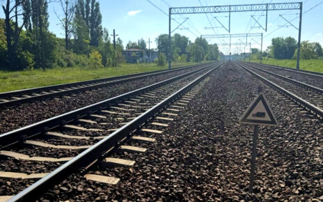 Z linii kolejowych znikają znaki W6, nakazujące maszyniście podanie sygnału "Baczność" (fot. PKP PLK)