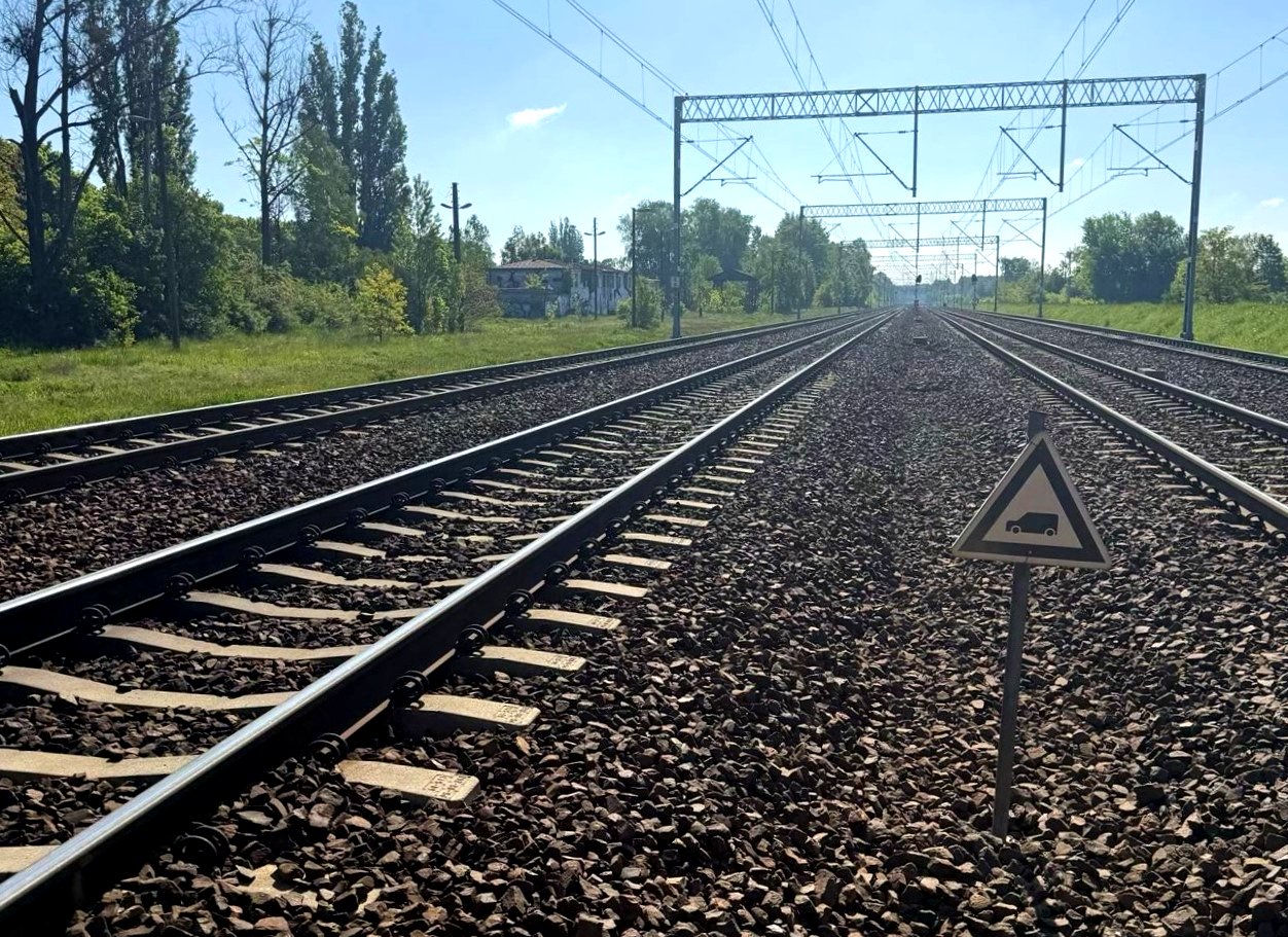 Z linii kolejowych znikają znaki W6, nakazujące maszyniście podanie sygnału "Baczność" (fot. PKP PLK)