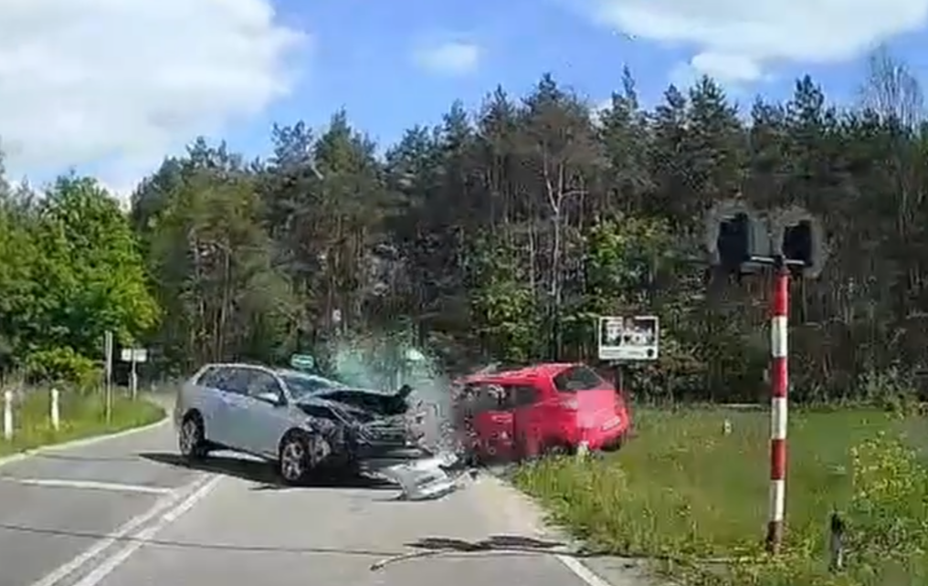 Zderzenie pojazdów zarejestrowane kamerą samochodową (fot. KPP Otwock)