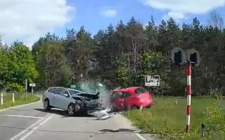 Zderzenie pojazdów zarejestrowane kamerą samochodową (fot. KPP Otwock)